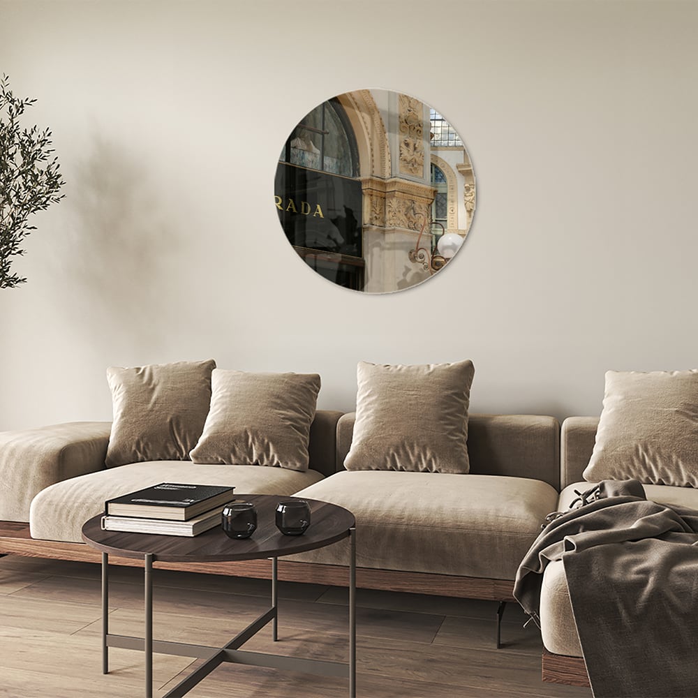 Elegantes Glasbild mit Luxus-Boutique