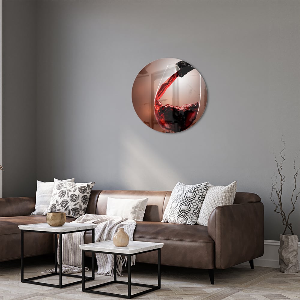 Glasbild mit Rotwein in einem stilvollen Raum