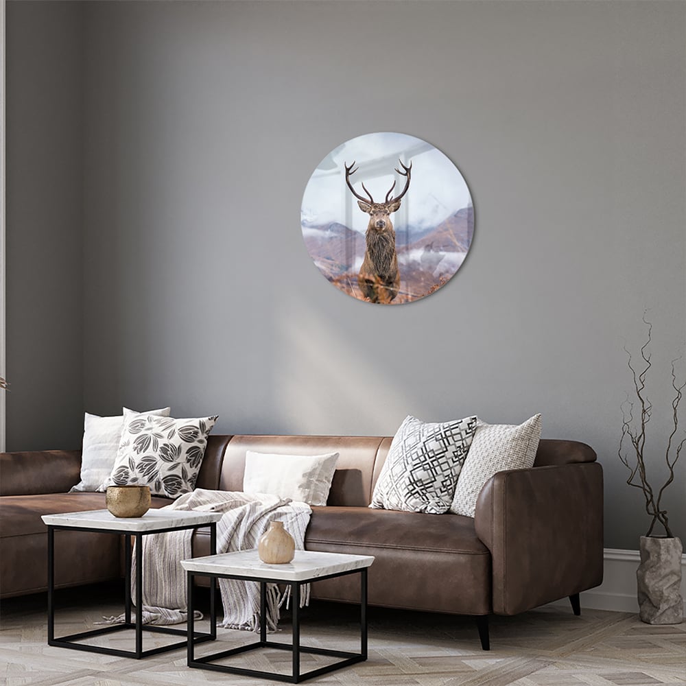 Glasbild mit majestätischem Hirsch in einer ruhigen Berglandschaft
