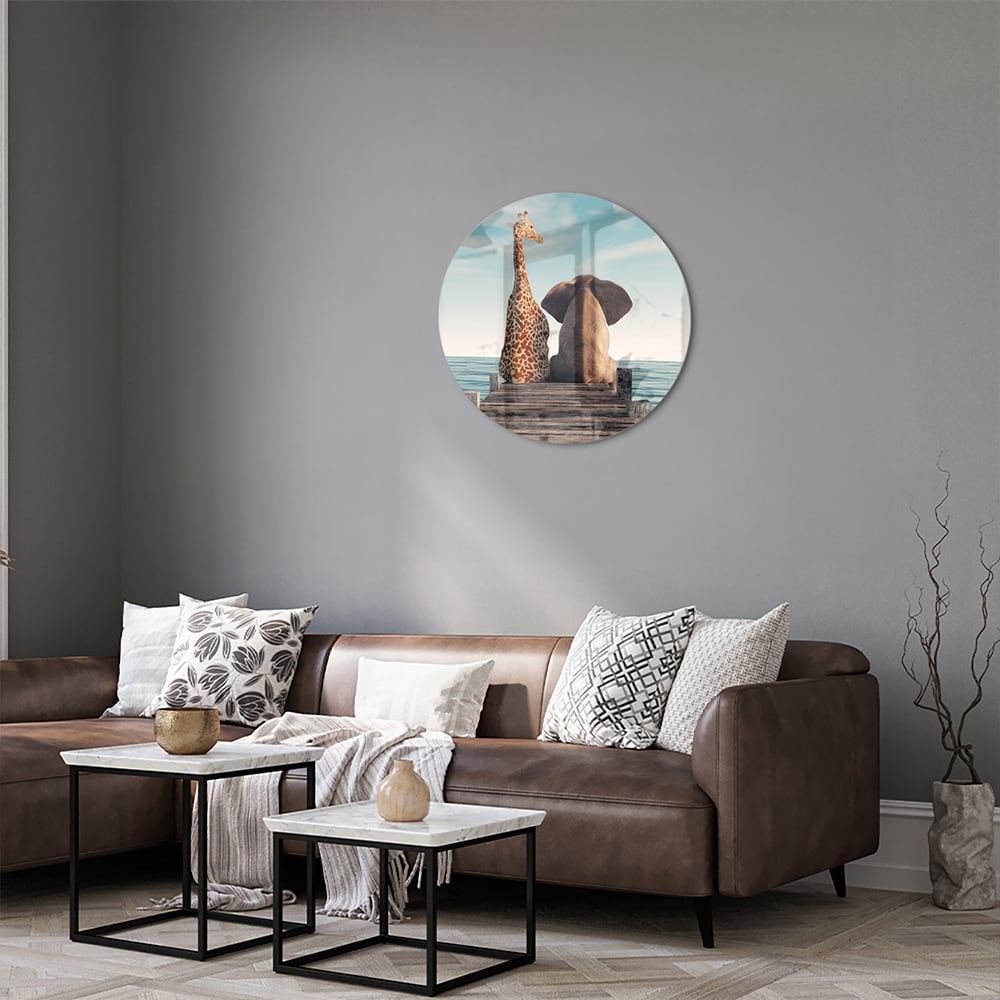 Glasbild mit verspielter Giraffe und Elefant auf einem Holzsteg