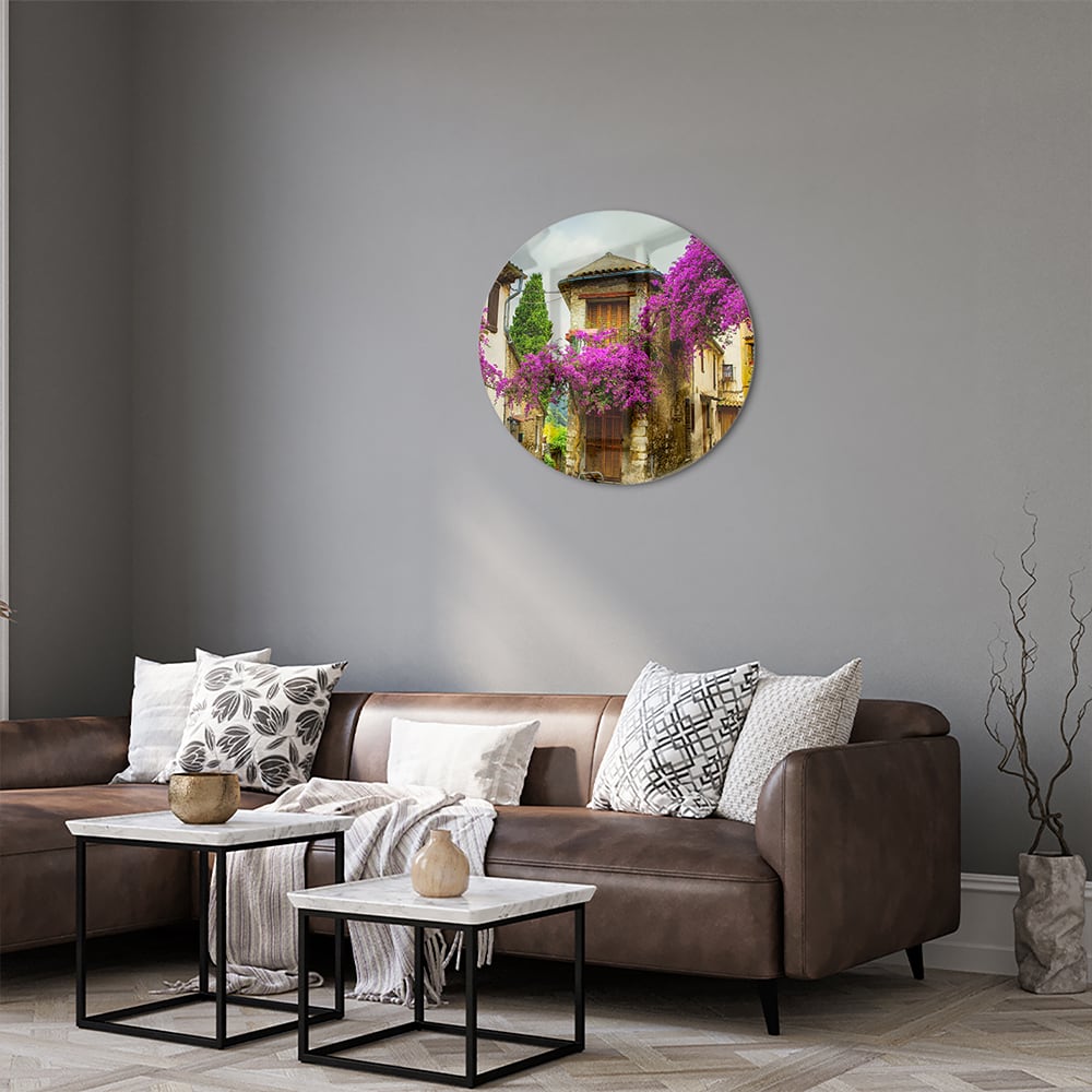 Glasbild mit stimmungsvoller Straßenansicht und violetten Blüten