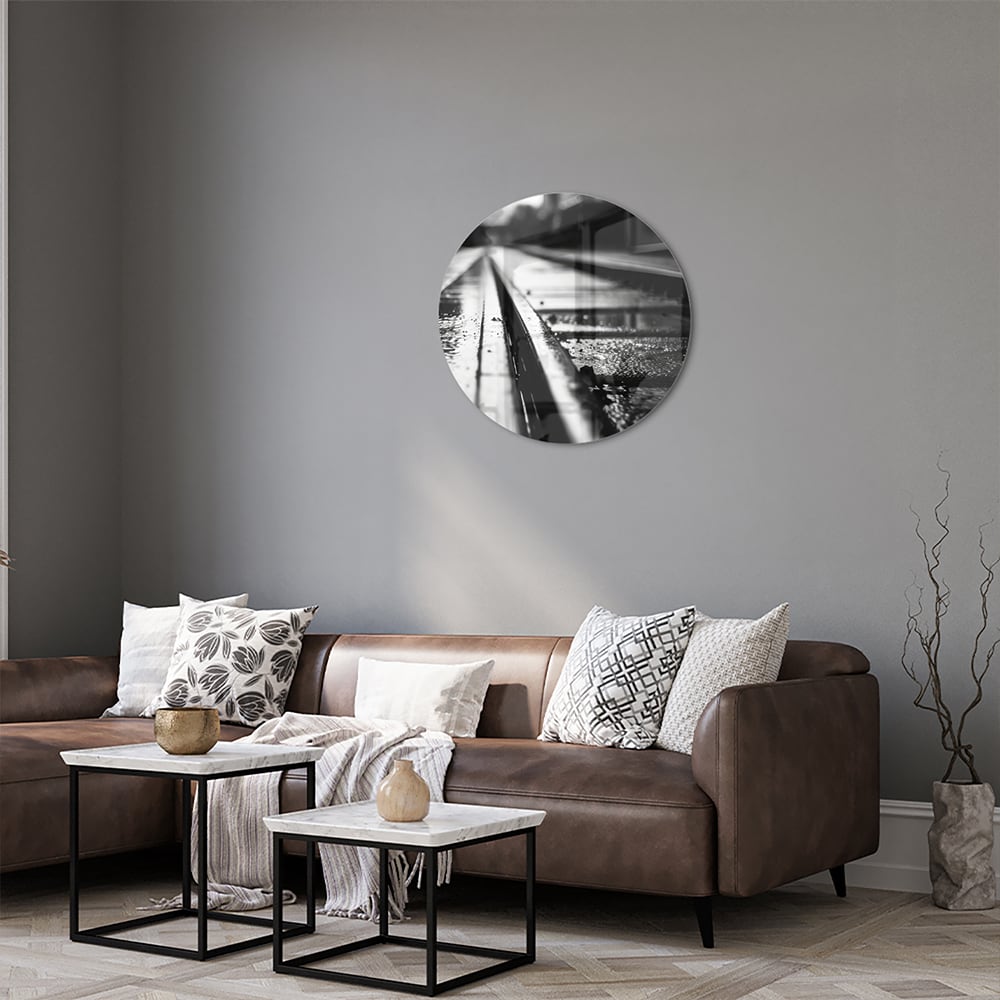 Schwarz-Weiß-Glasbild mit nassen Straßen