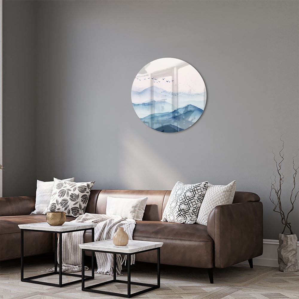 Ruhiges Glasbild mit blauen Bergen