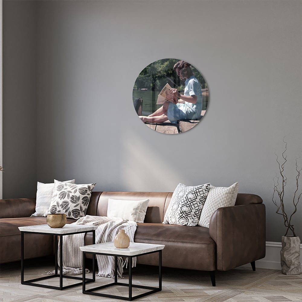 Ruhiges Glasbild mit Lesemoment am Wasser