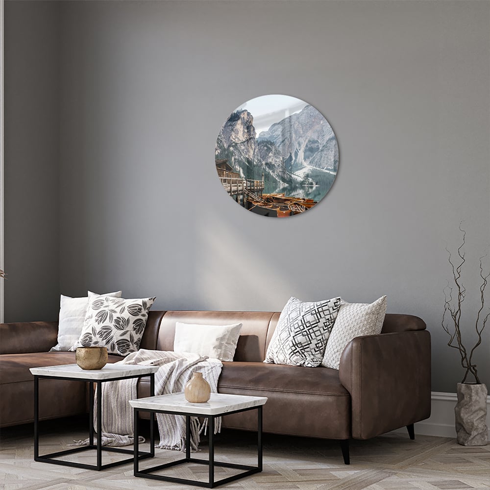 Rustikales Glasbild mit Bergen und Booten