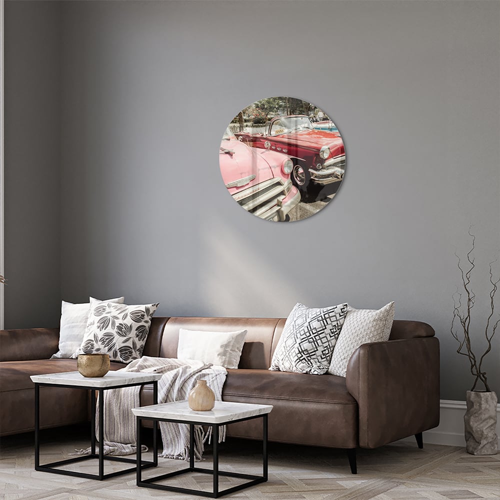 Retro-Glasbild mit farbenfrohen Autos