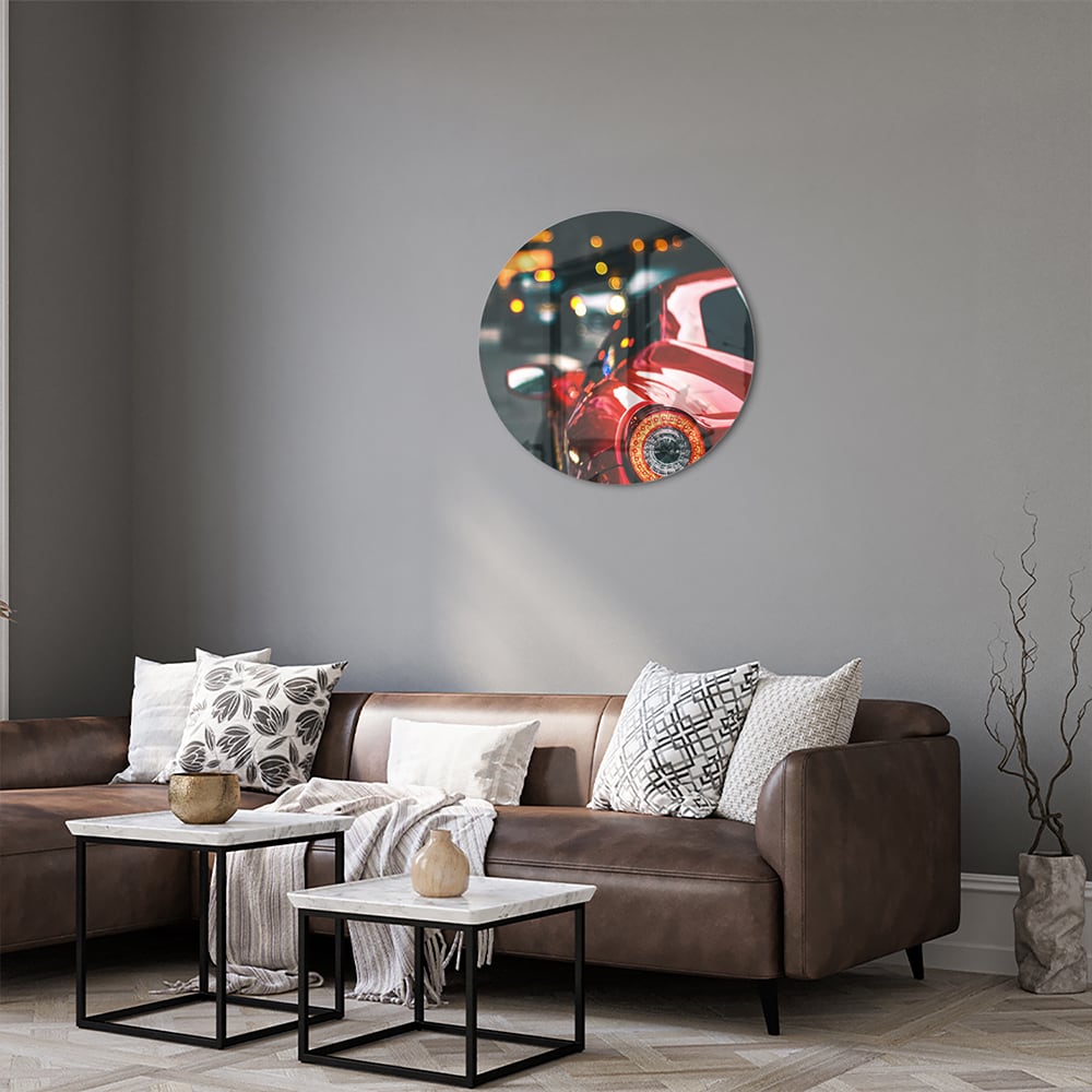 Stilvolles Glasbild mit einem roten Auto in der Stadt