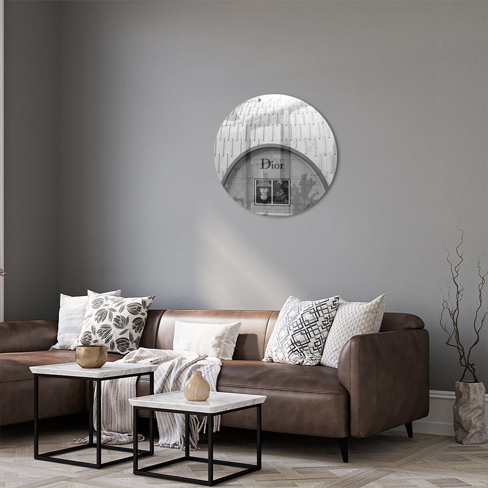Elegantes Glasbild mit Dior-Schaufenster