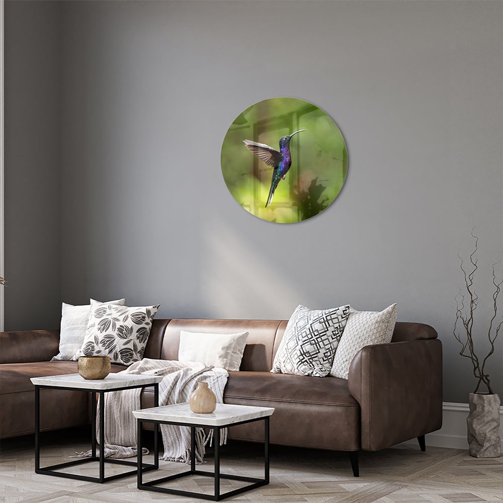 Glasbild mit fliegendem Kolibri inmitten grüner Ruhe